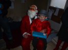 Le père Noël distribue les cadeaux (2)
